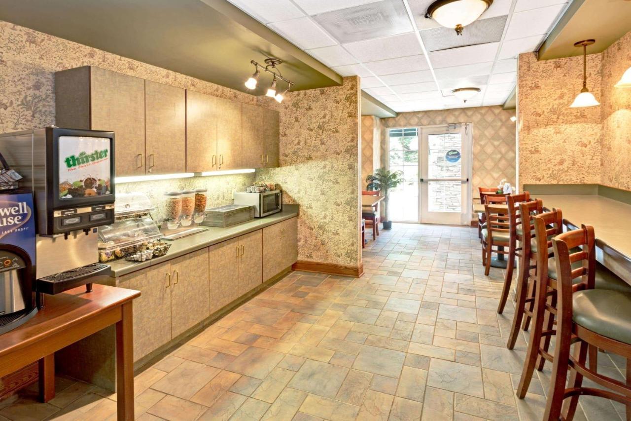 Microtel Inn & Suites By Wyndham Perimeter Center Sandy Springs Bagian luar foto